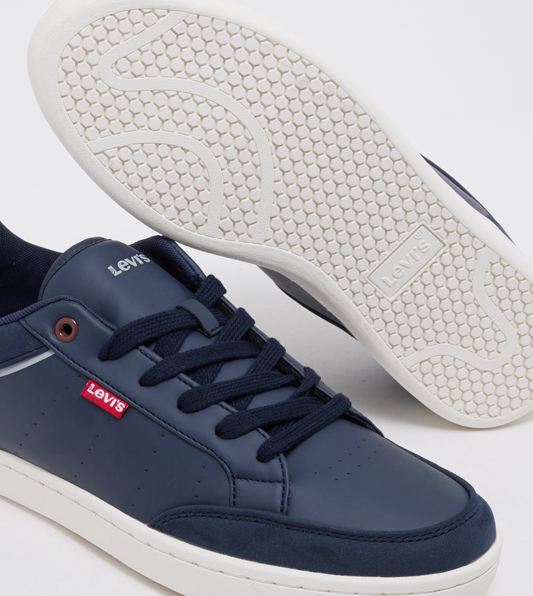 حذاء سنيكرز برباط بشعار