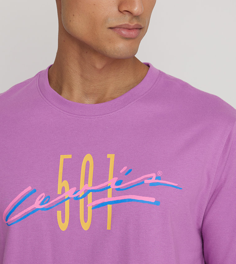 تيشيرت بأكمام قصيرة وبطبعة