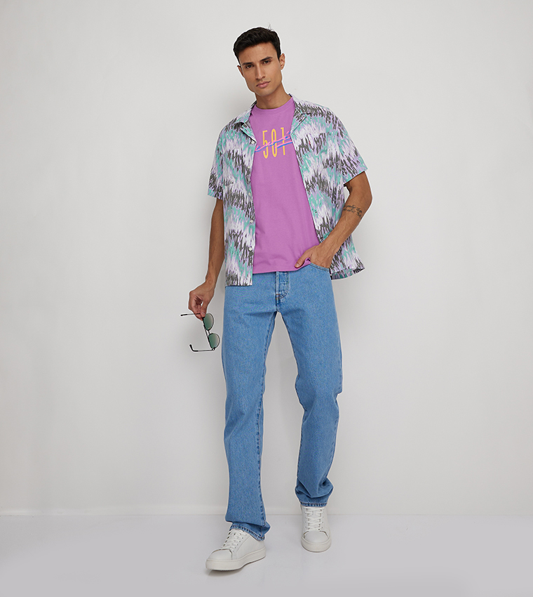 تيشيرت بأكمام قصيرة وبطبعة