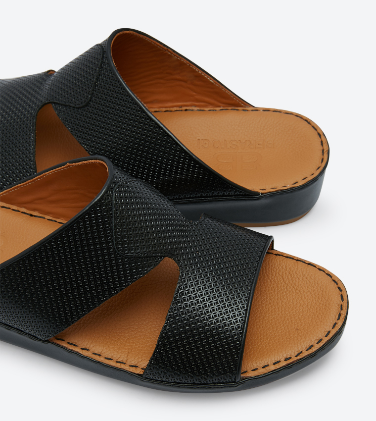 Circle Cut Details Round Toe Slipper - Black