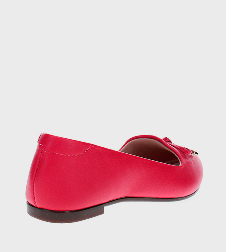 حذاء باليرينا بمقدمة مدببة بفيونكة