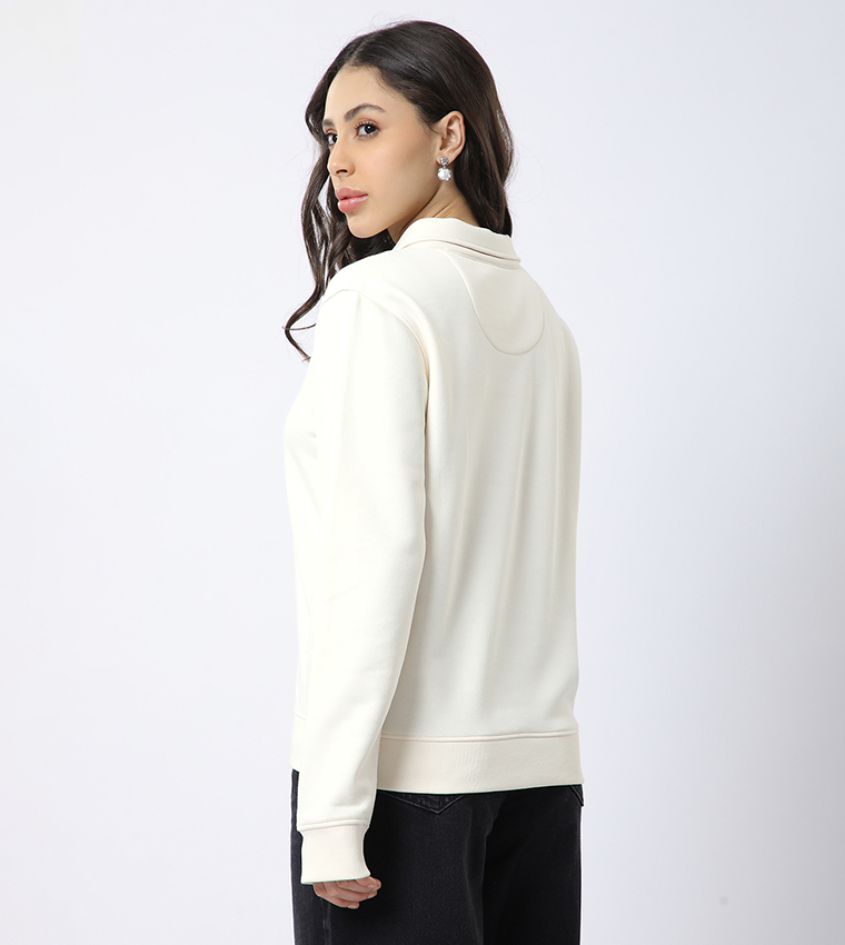 سويتر بتطريز شعار وياقة 