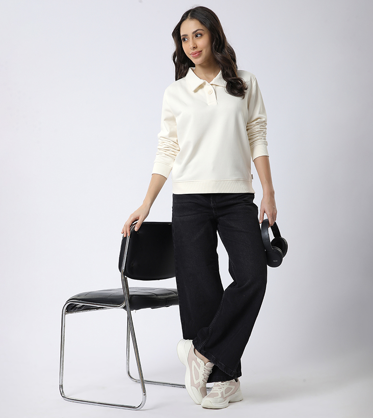 سويتر بتطريز شعار وياقة 