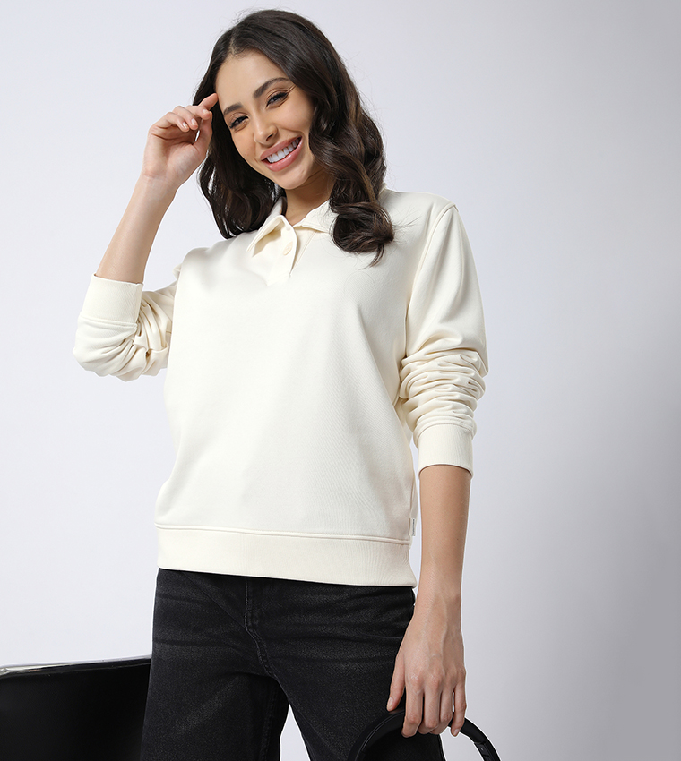 سويتر بتطريز شعار وياقة 