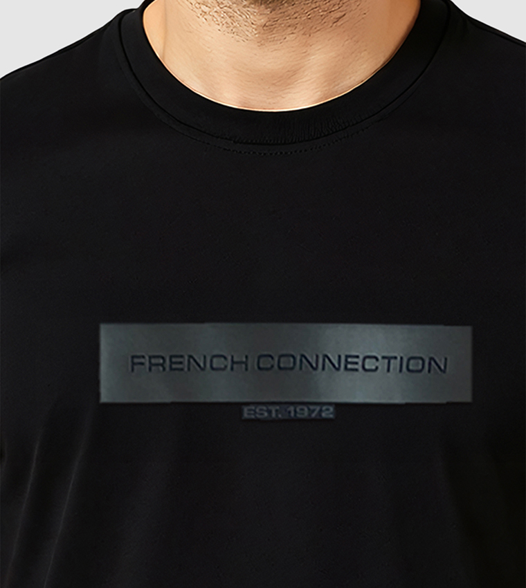 تيشيرت مطاطي بأكمام قصيرة وطبعة شعار