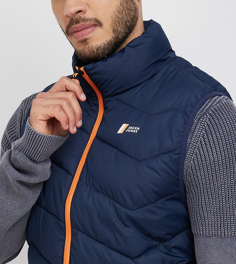 جاكيت مبطن بدون أكمام بسحاب