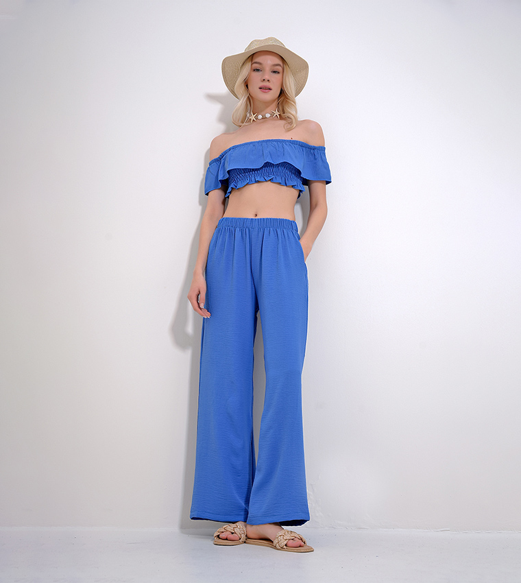 طقم توب بأكتاف مكشوفة وبنطال 