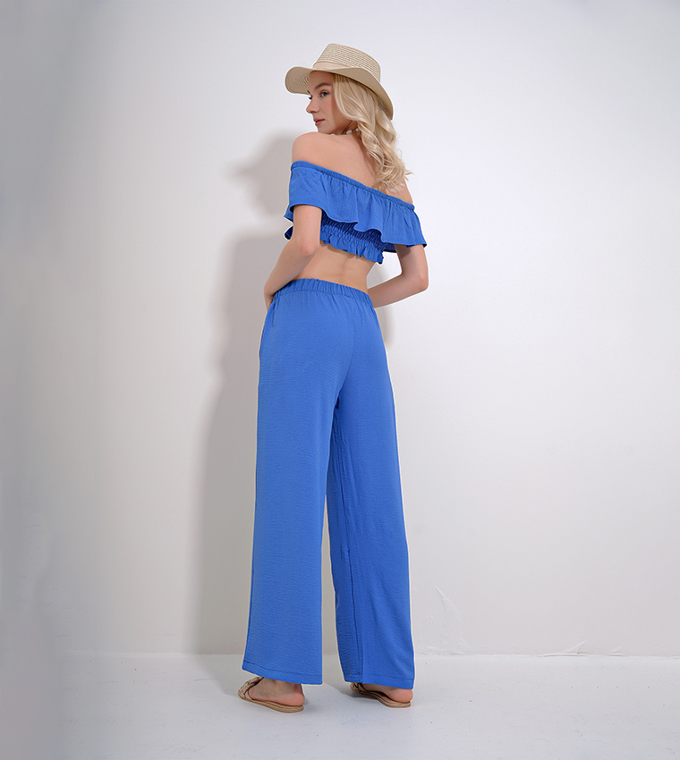 طقم توب بأكتاف مكشوفة وبنطال 