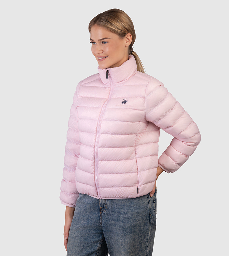 جاكيت بفر بشعار مطرز وياقة عالية 