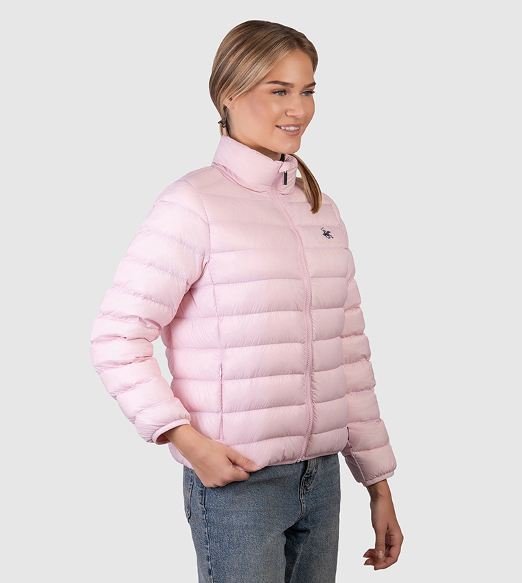 جاكيت بفر بشعار مطرز وياقة عالية 