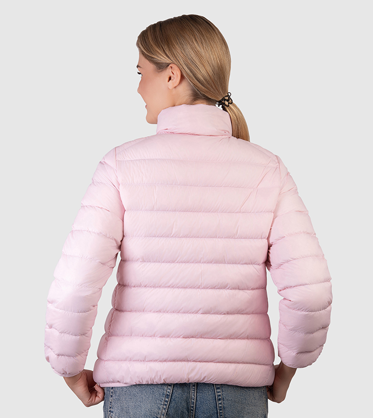 جاكيت بفر بشعار مطرز وياقة عالية 