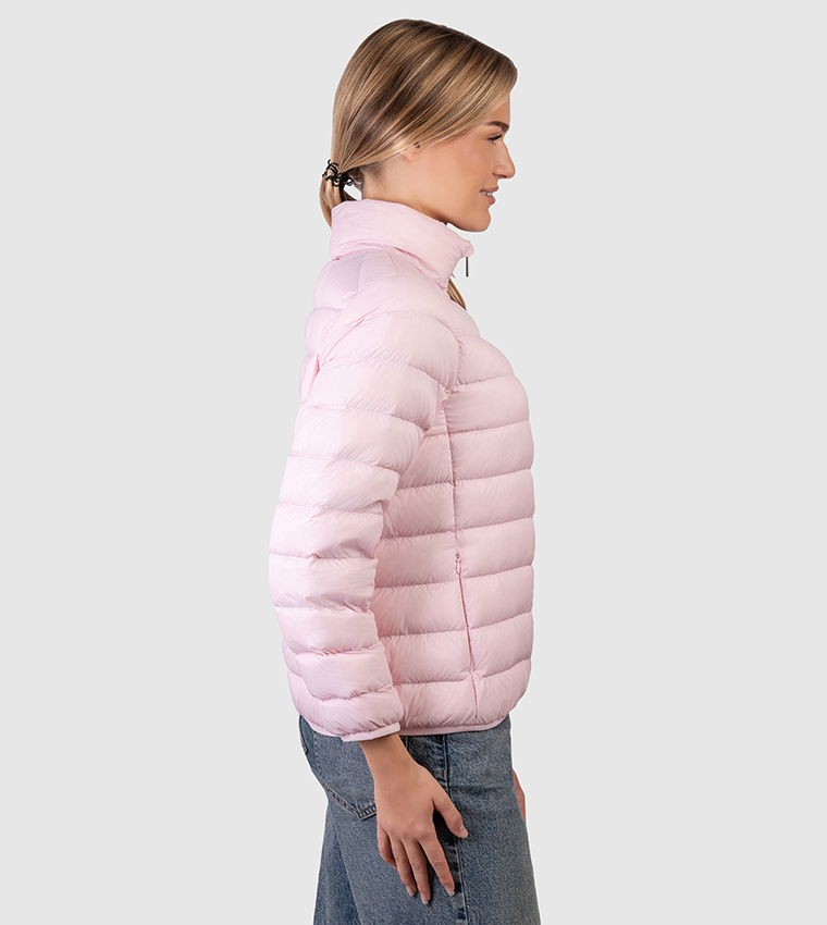 جاكيت بفر بشعار مطرز وياقة عالية 