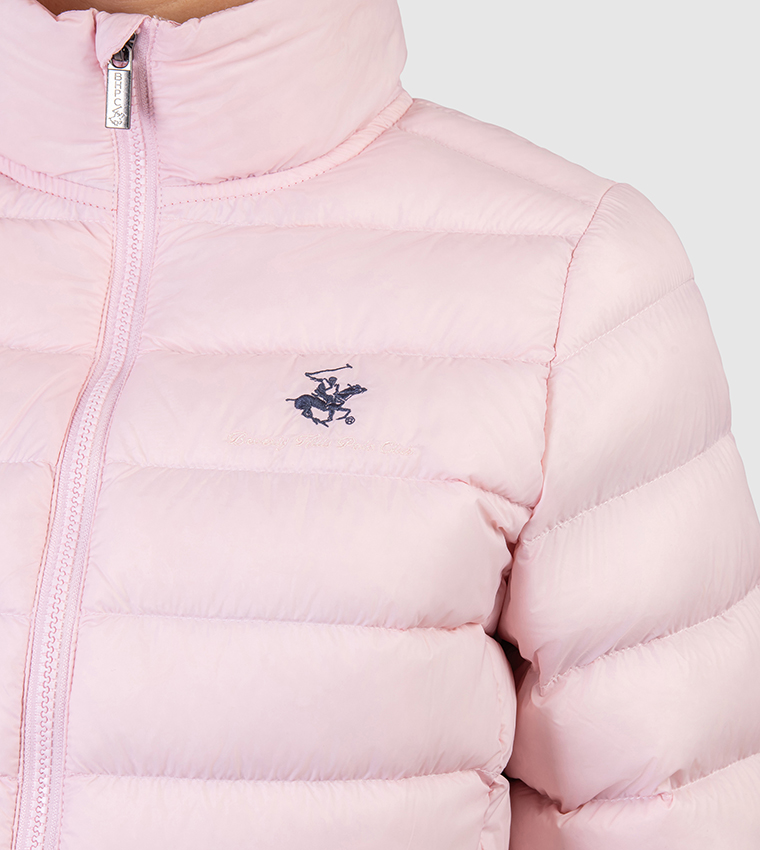 جاكيت بفر بشعار مطرز وياقة عالية 