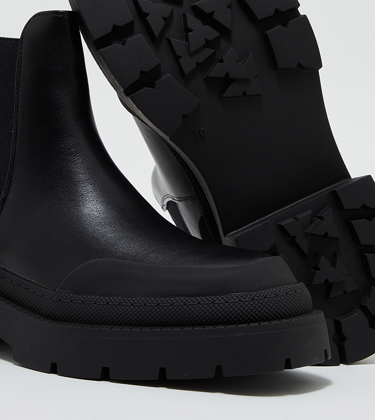 Solid Chelsea Boots