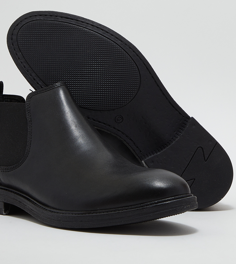 Buy Lasocki CCC Round Toe Chelsea Boots In Black 6thStreet Saudi Arabia