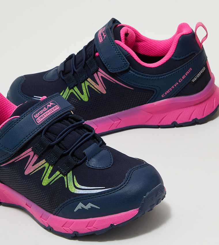 Round Toe Low Top Sneakers