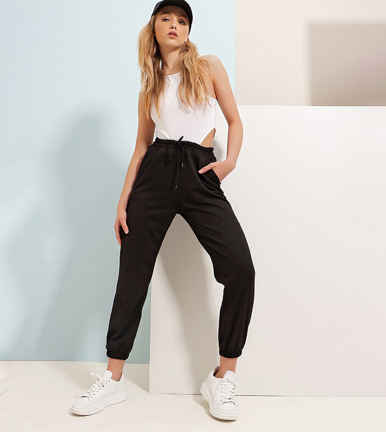 بنطال رياضي برباط على الخصر