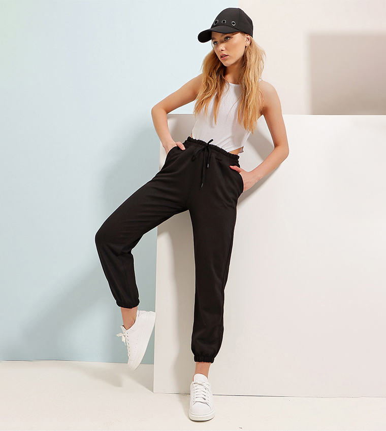 بنطال رياضي برباط على الخصر