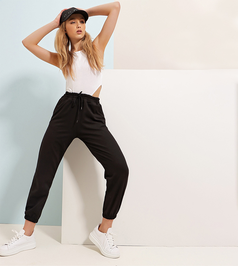 بنطال رياضي برباط على الخصر