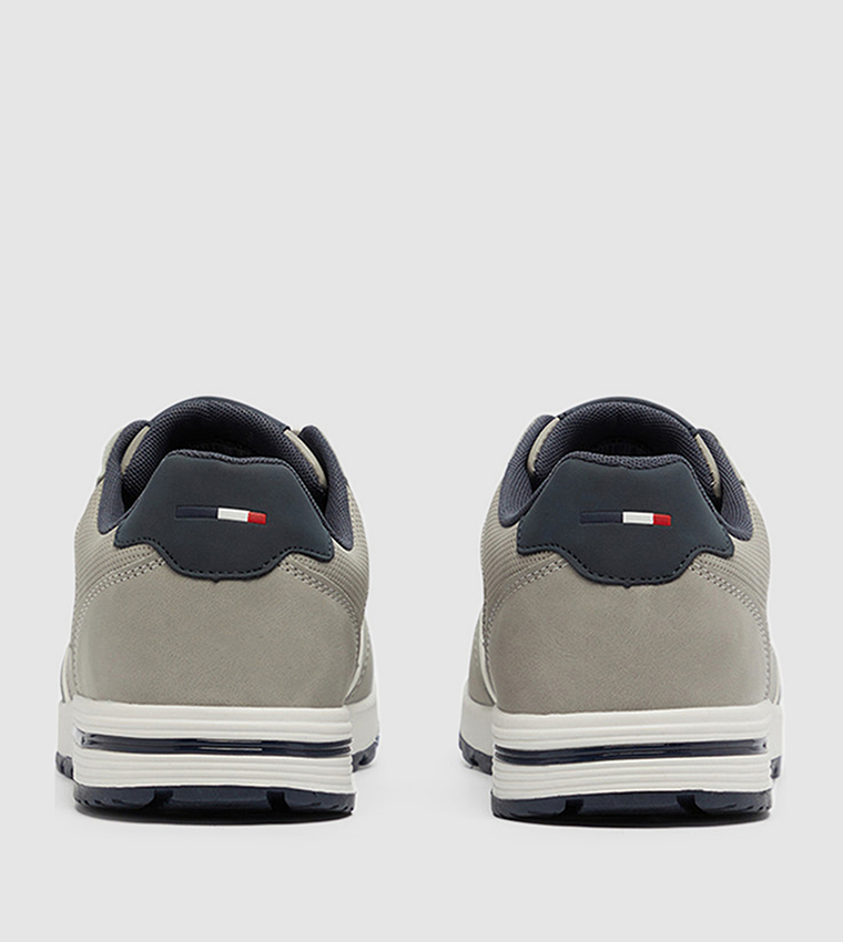 حذاء سنيكرز برباط بألوان متباينة