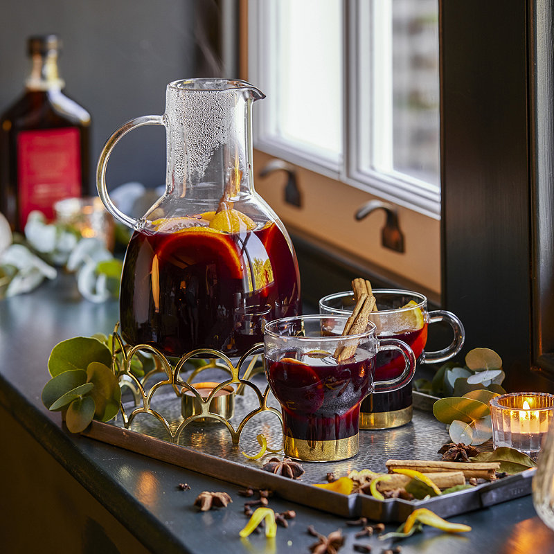 Mulled wine jug with warmer