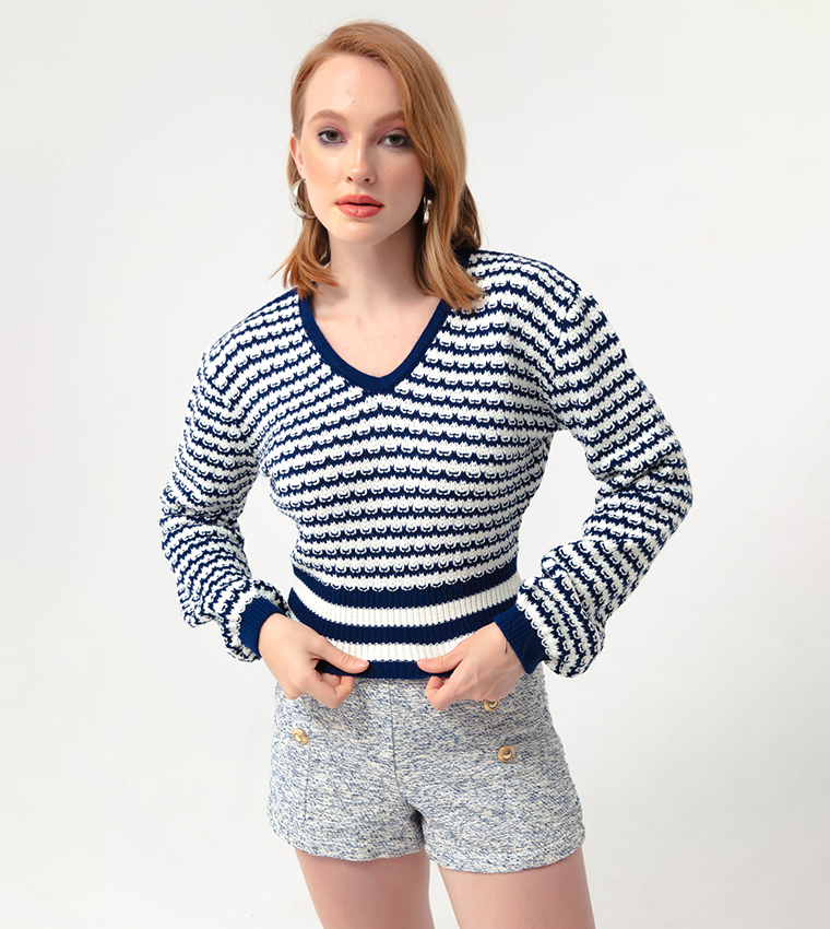 سترة قصيرة بياقة v ونقشة