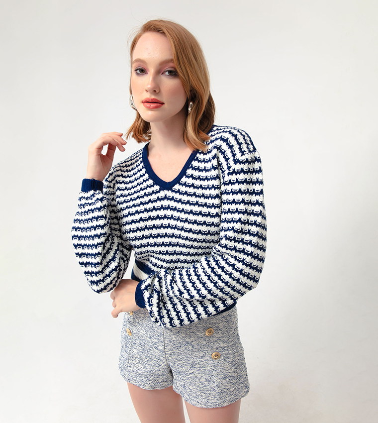 سترة قصيرة بياقة v ونقشة