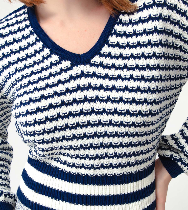 سترة قصيرة بياقة v ونقشة