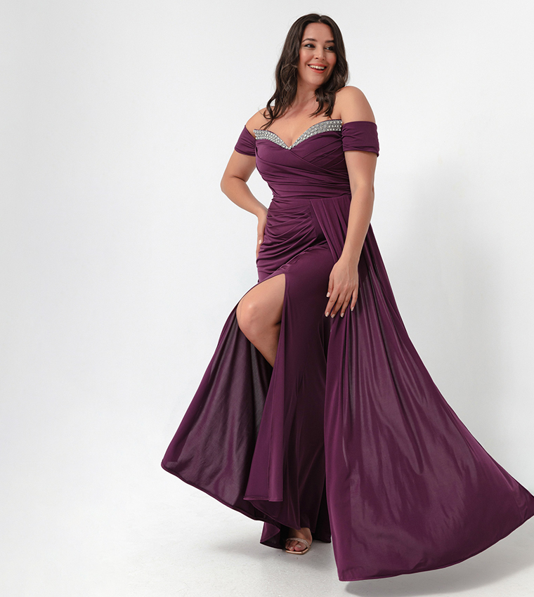 evening dresses qatar Soft details, powerful presenceg Available in more colors Explore our latest collection For online shopping through the link in bio 5185 1,950 QAR #qatar #newcollection #eveninggown #dresses #biancaneraqatar
