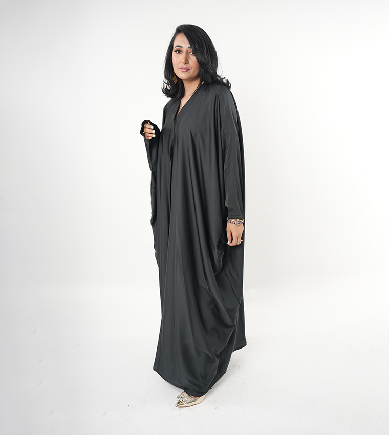 عباية بأكمام واسعة