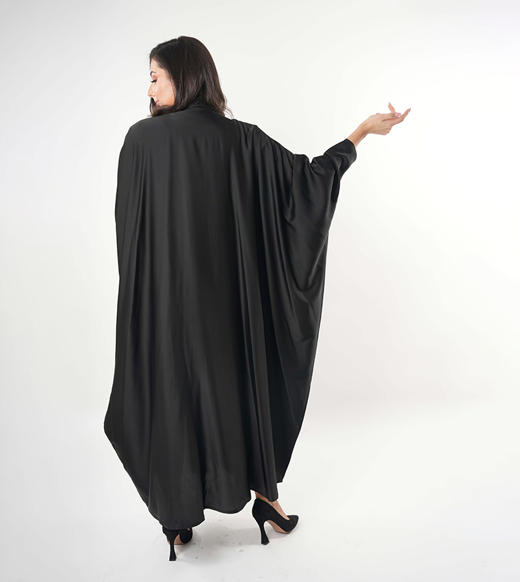 عباية بأكمام واسعة