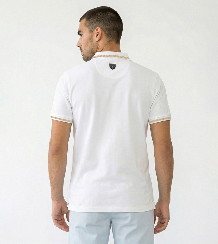 تيشيرت بولو كم قصير بشعار مطرز  