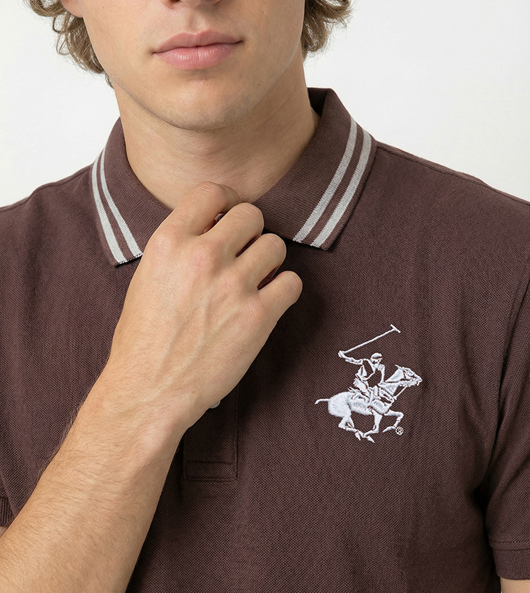 تيشيرت بولو كم قصير بشعار مطرز  