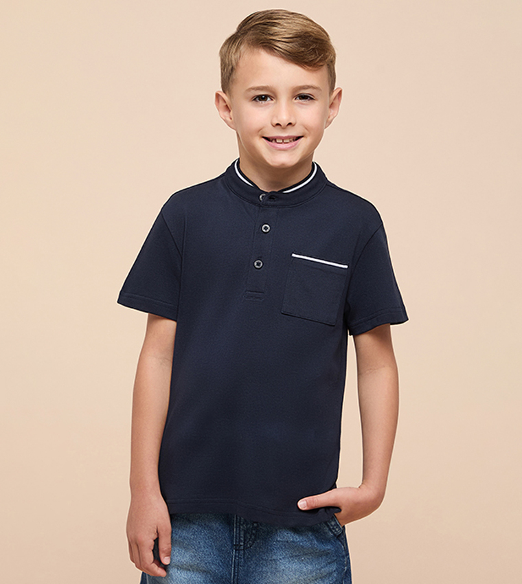 تيشيرت بقبة واقفة وكم قصير 