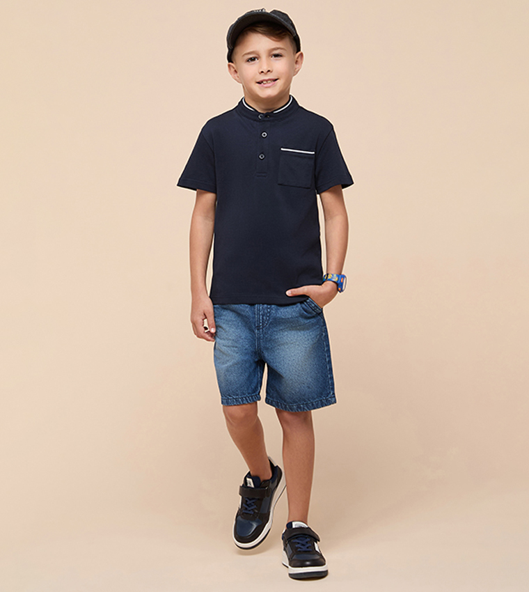 تيشيرت بقبة واقفة وكم قصير 