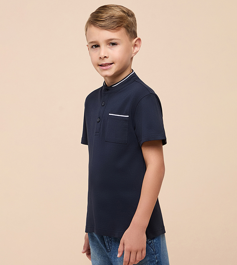 تيشيرت بقبة واقفة وكم قصير 