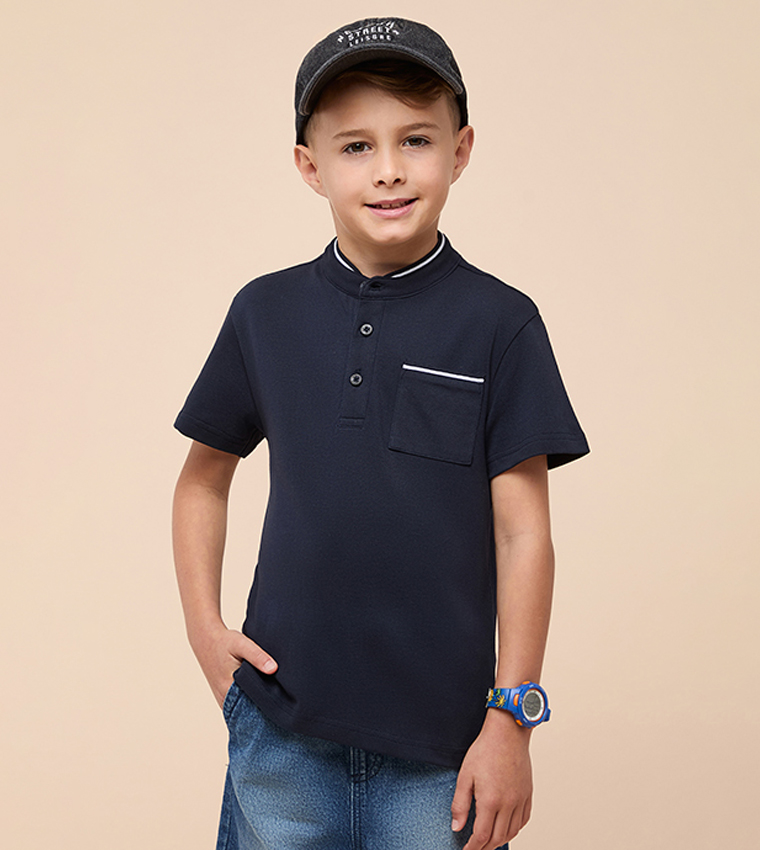 تيشيرت بقبة واقفة وكم قصير 