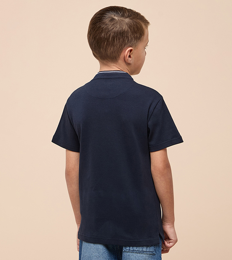 تيشيرت بقبة واقفة وكم قصير 