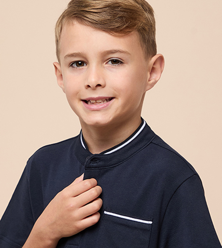 تيشيرت بقبة واقفة وكم قصير 