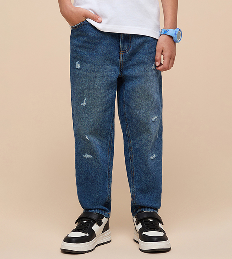 جينز مغسول بقصة مستقيمة 