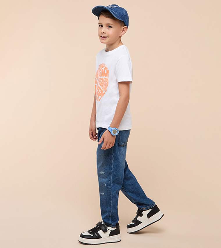 جينز مغسول بقصة مستقيمة 