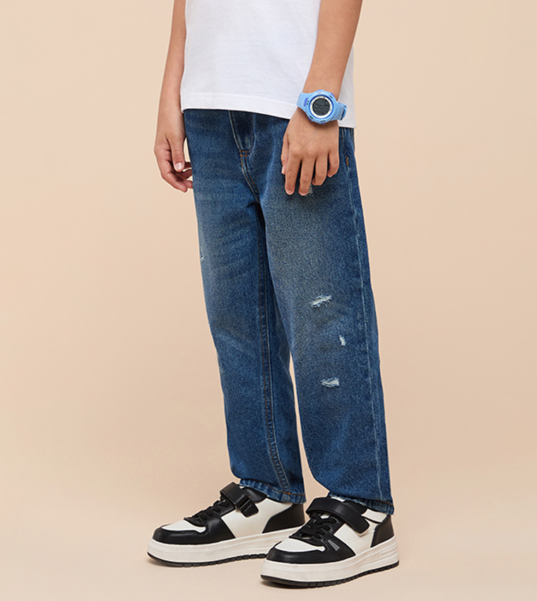 جينز مغسول بقصة مستقيمة 