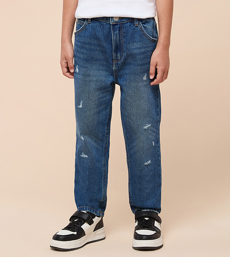 جينز مغسول بقصة مستقيمة 