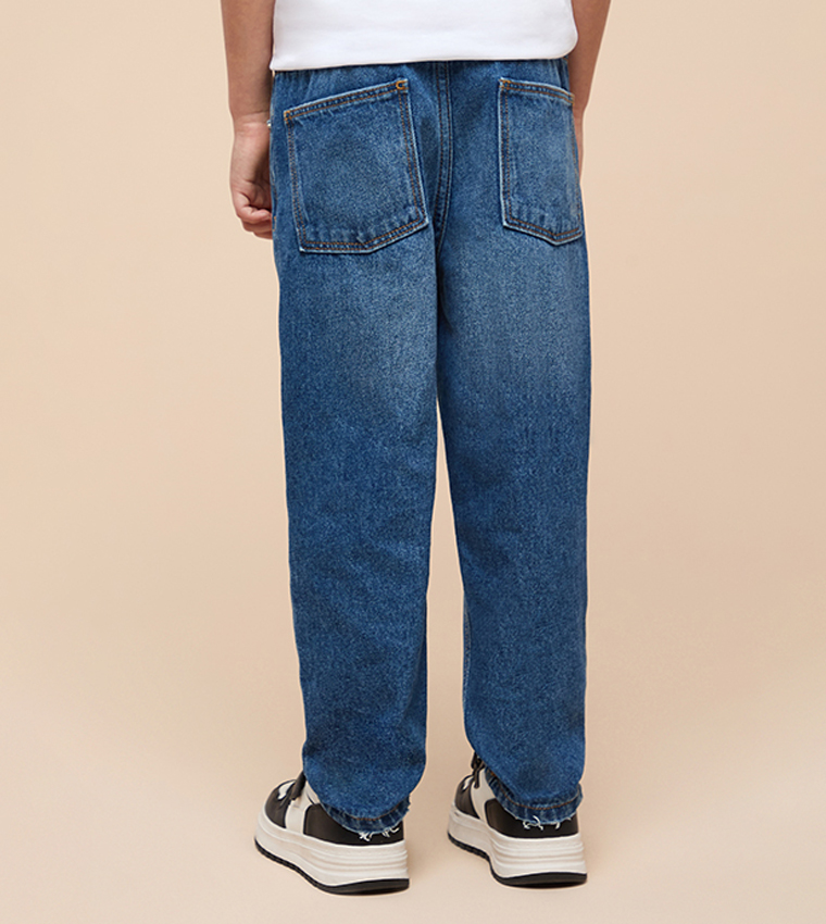 جينز مغسول بقصة مستقيمة 