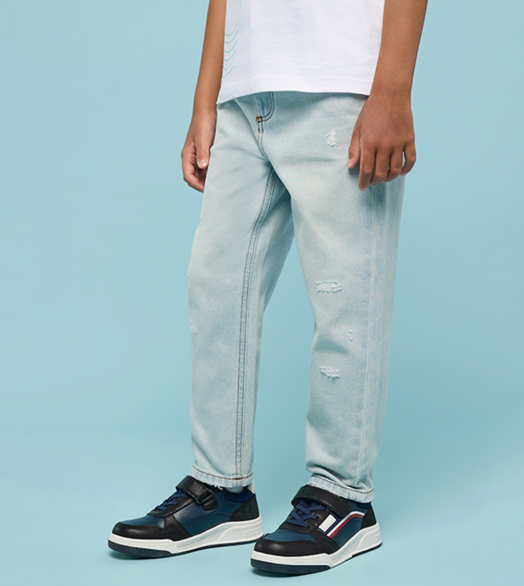 جينز مغسول بقصة مستقيمة 