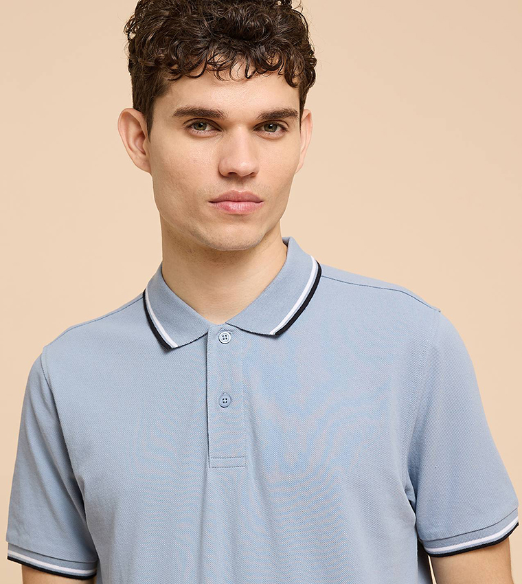 تيشيرت بولو بأطراف متباينة وكم قصير