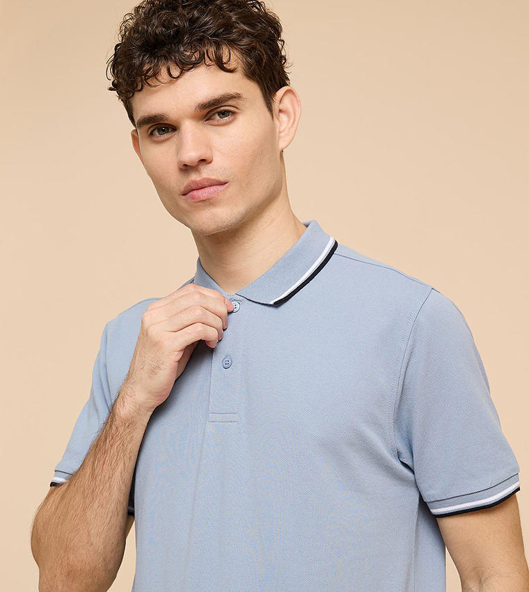 تيشيرت بولو بأطراف متباينة وكم قصير