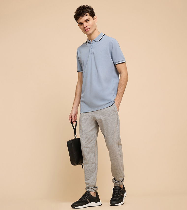 تيشيرت بولو بأطراف متباينة وكم قصير