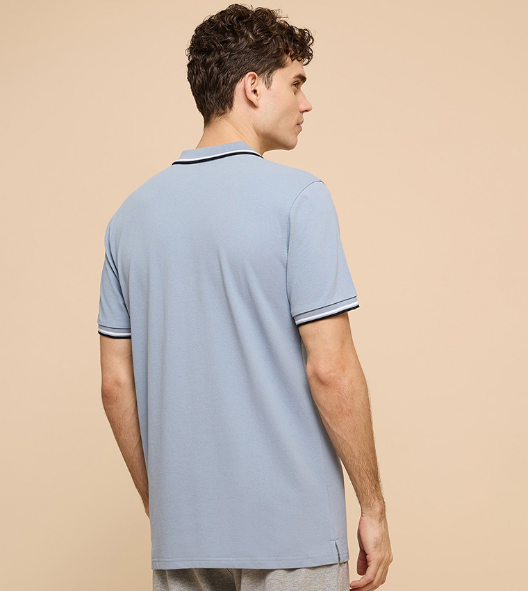 تيشيرت بولو بأطراف متباينة وكم قصير