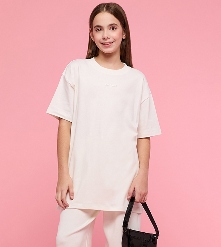 تيشيرت أوفرسايز بطبعة وقبة مستديرة وكم قصير 